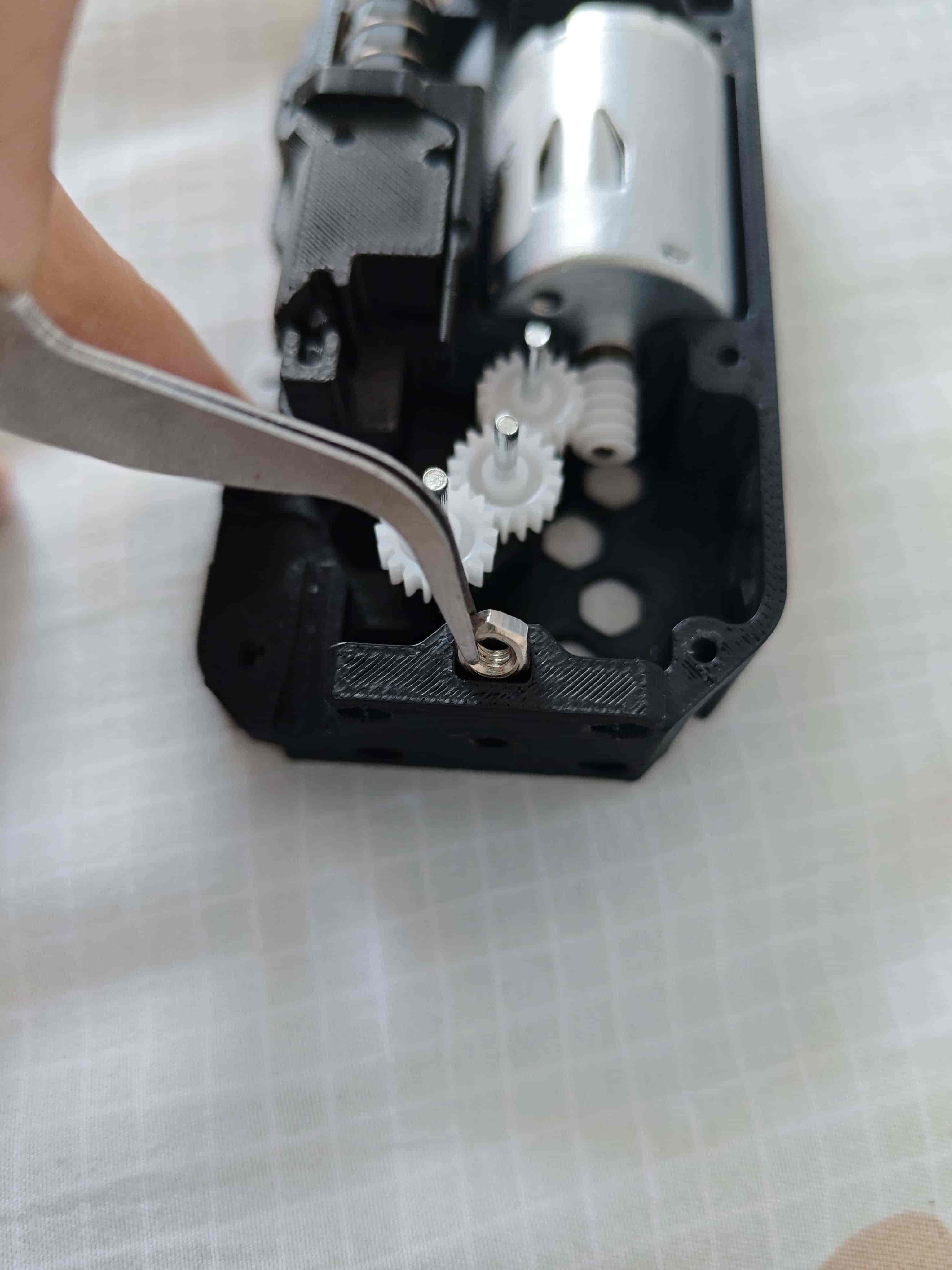 把六角螺母放入后盖