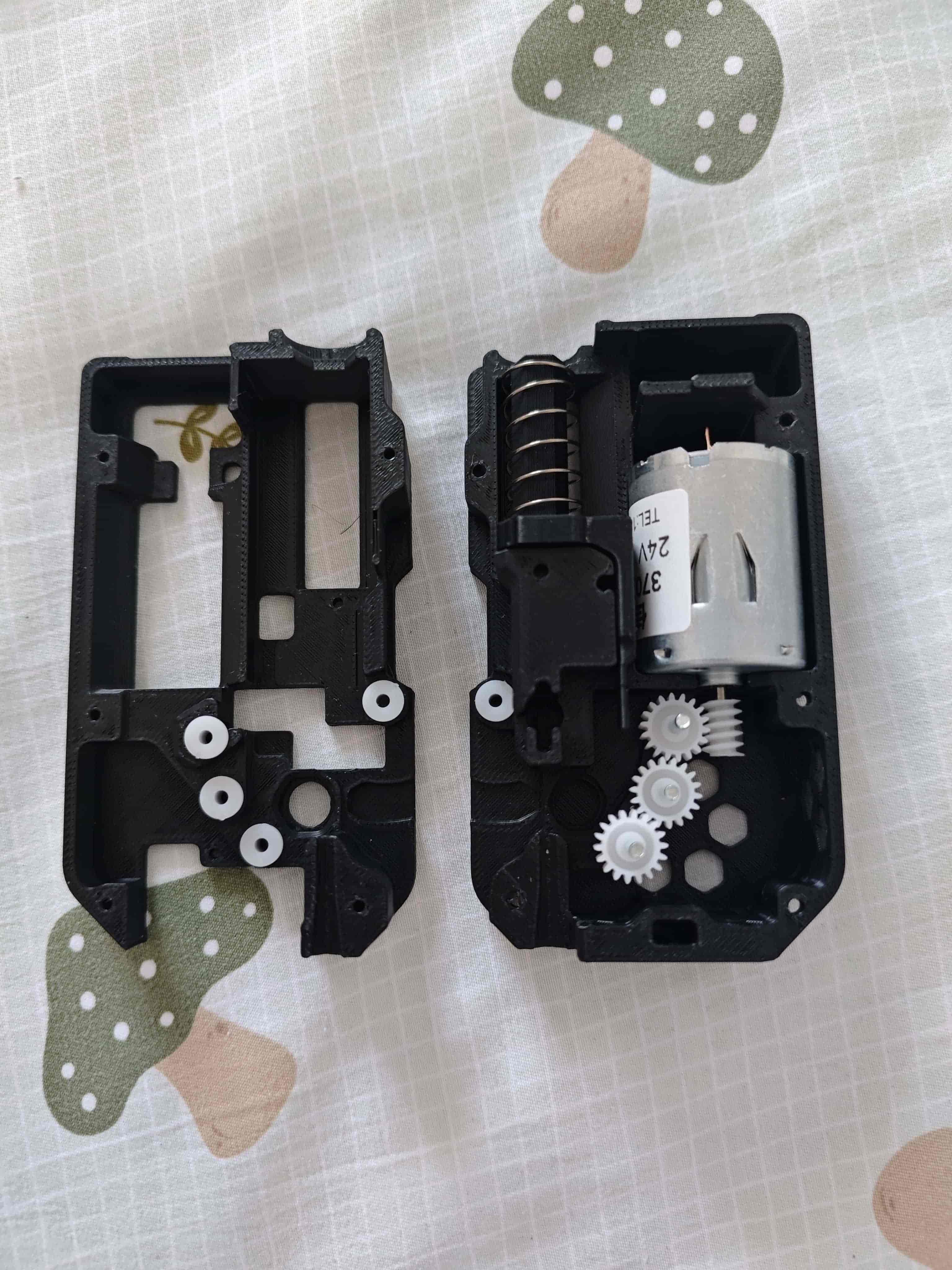 把电机和齿轮放入后盖