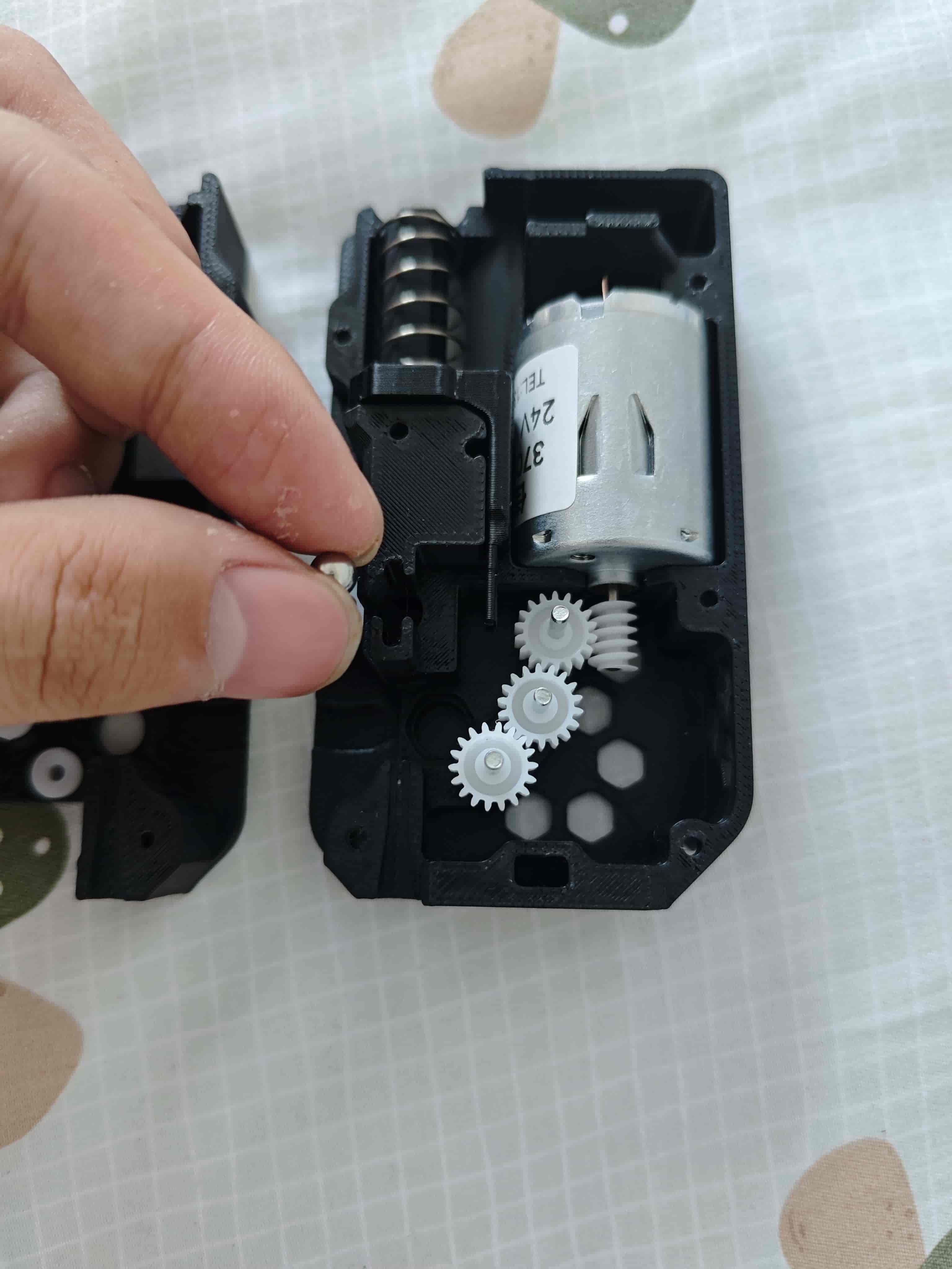把钢珠放入后盖