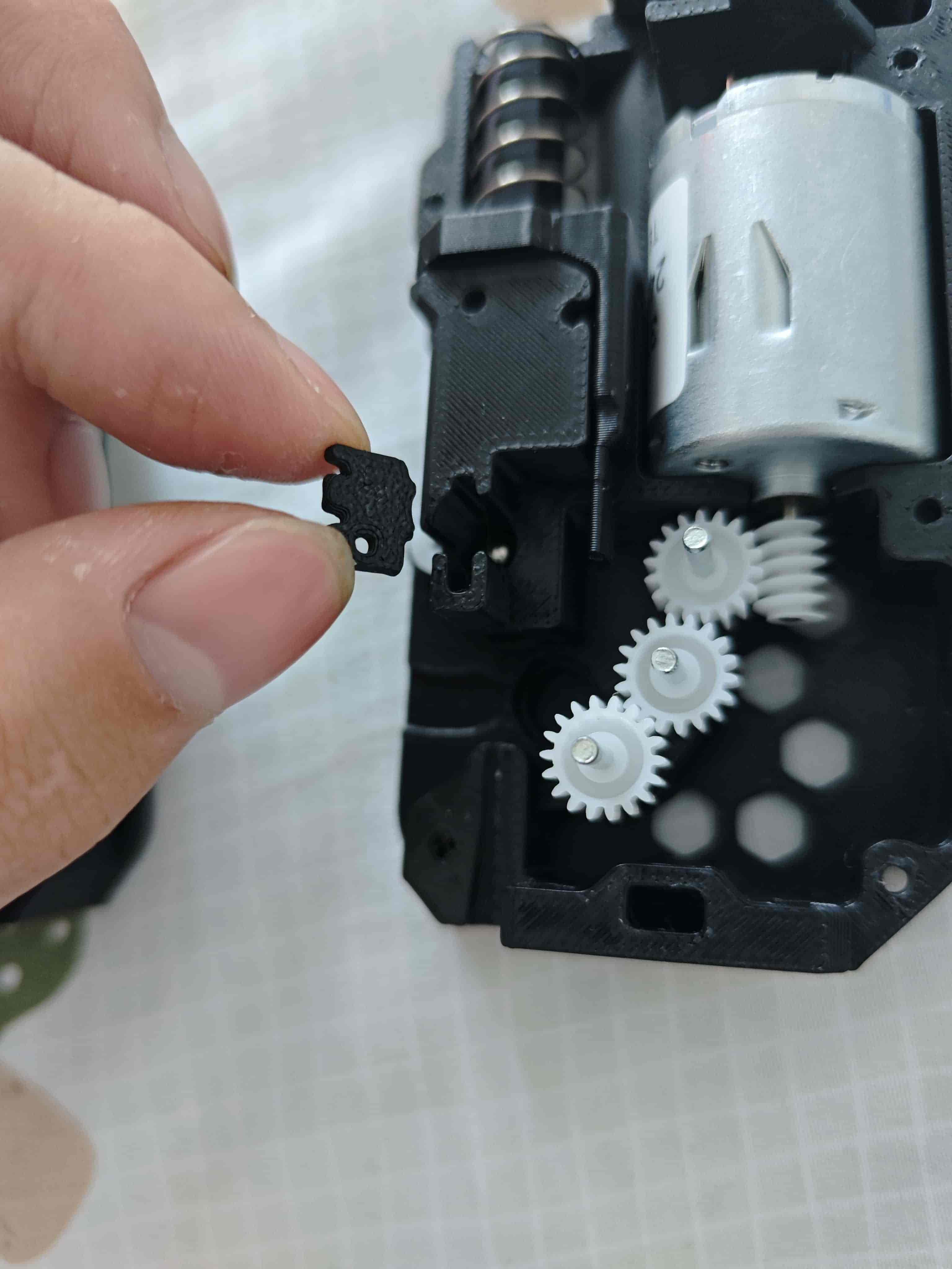 把钢珠滑块放入后盖